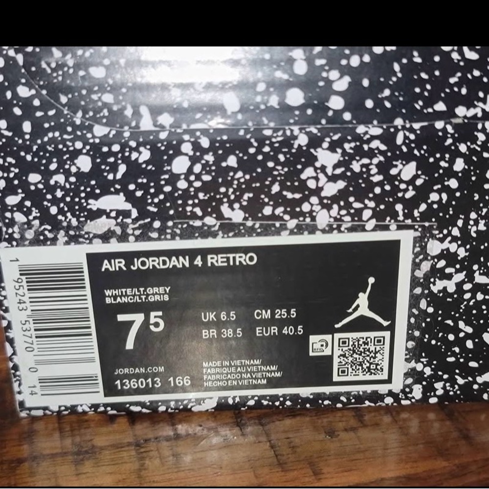 Jordan 4 Retro SE in Black and Gray